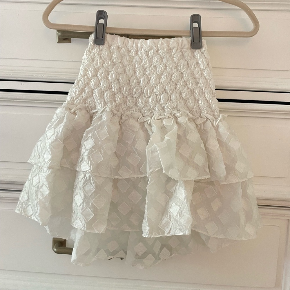 Do + Be white ruffle skirt